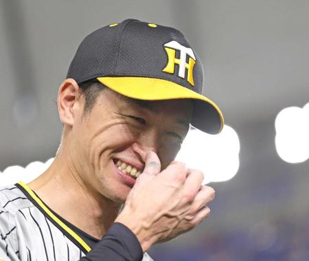 　ヒーローインタビューで笑顔を見せる近本