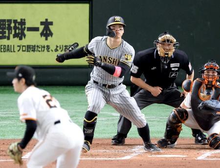 　３回、左前適時打を放つ佐藤輝（撮影・金田祐二）