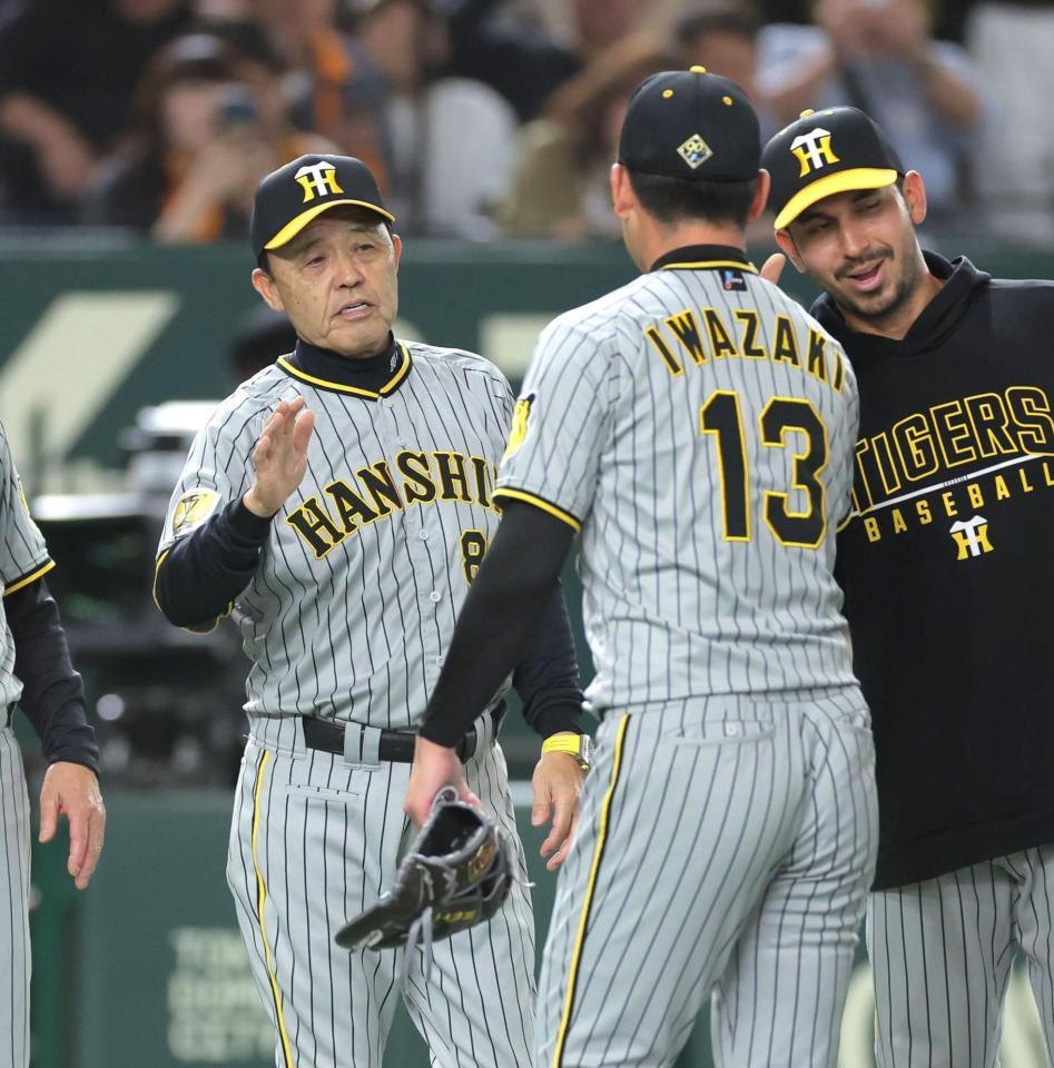 　最後を締めた岩崎（１３）を迎える岡田監督（撮影・西岡正）