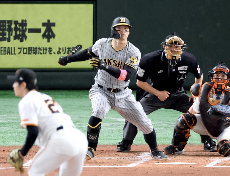 　３回、左前適時打を放つ佐藤輝（撮影・金田祐二）