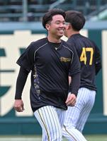 　笑顔を見せる村上（撮影・石井剣太郎）