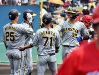 　初回、先制３ランを放ち生還する井上（３２）