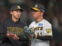 　６回を投げ終え、ベンチに戻る村上。左は熊谷（撮影・中田匡峻）