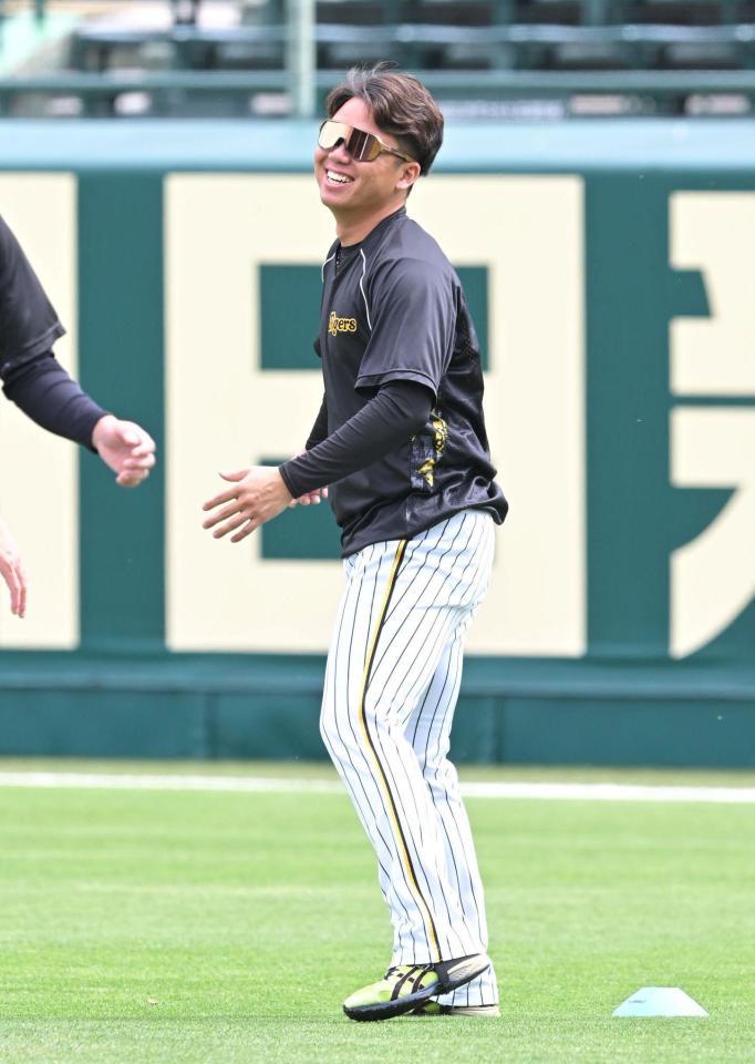 　笑顔を見せる村上（撮影・石井剣太郎）