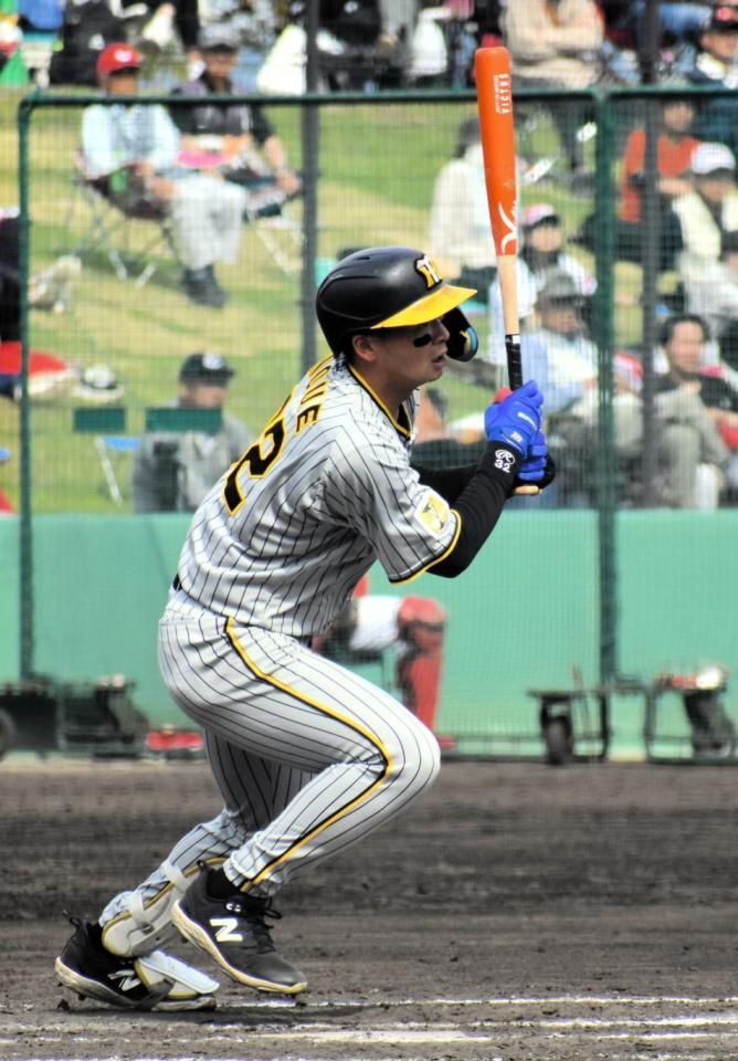 　８回、右前打を放った井上