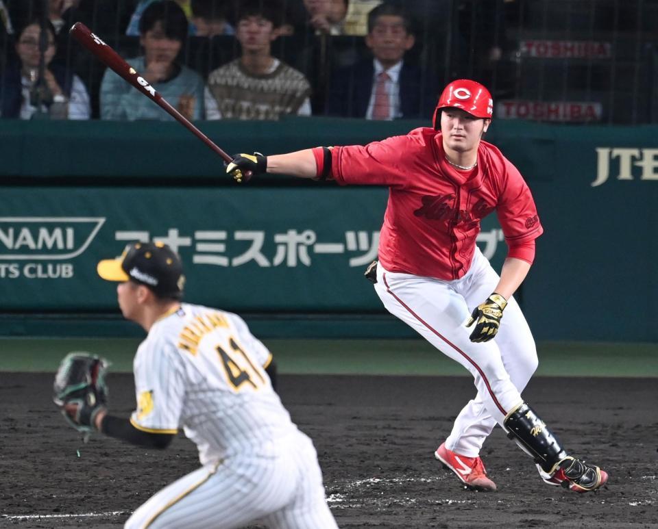 　５回、右前打を放つ床田（撮影・飯室逸平）