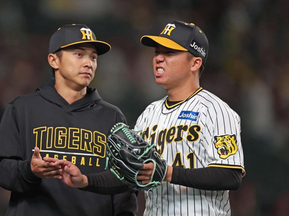 　６回を投げ終え、ベンチに戻る村上。左は熊谷（撮影・中田匡峻）