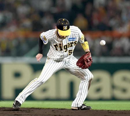 　５回、堂林の打球を失策する中野（撮影・中田匡峻）