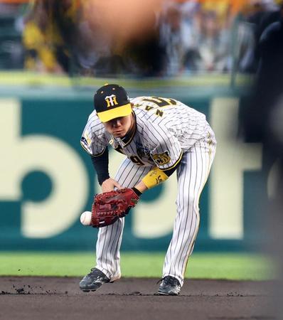 　１回、野間の打球をファンブルする中野（撮影・山口登）