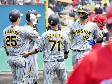 　１回、先制３ランを放ち生還する井上（右）