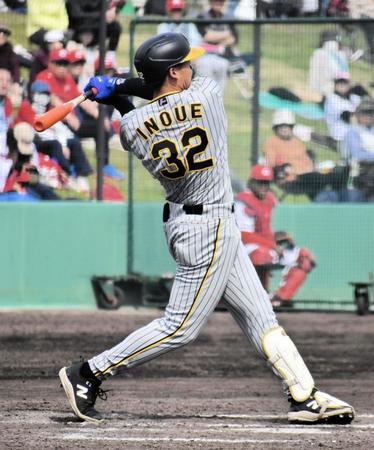 　８回、右前打を放った井上