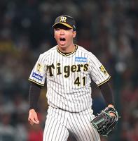 　６回、堂林を空振り三振に斬り、雄たけびを上げる村上（撮影・中田匡峻）