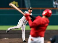 　２回、堂林を空振り三振に仕留める村上（撮影・山口登）