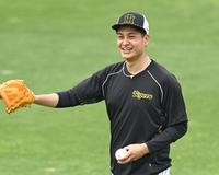 　キャッチボールの合間に笑顔を見せる大竹（撮影・飯室逸平）