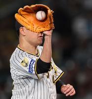 　６回、秋山の強烈な打球を好捕する大竹（撮影・田中太一）