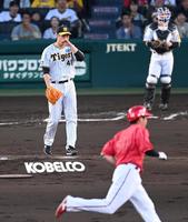 　３回、中村健に先制ソロを打たれる大竹（撮影・飯室逸平）