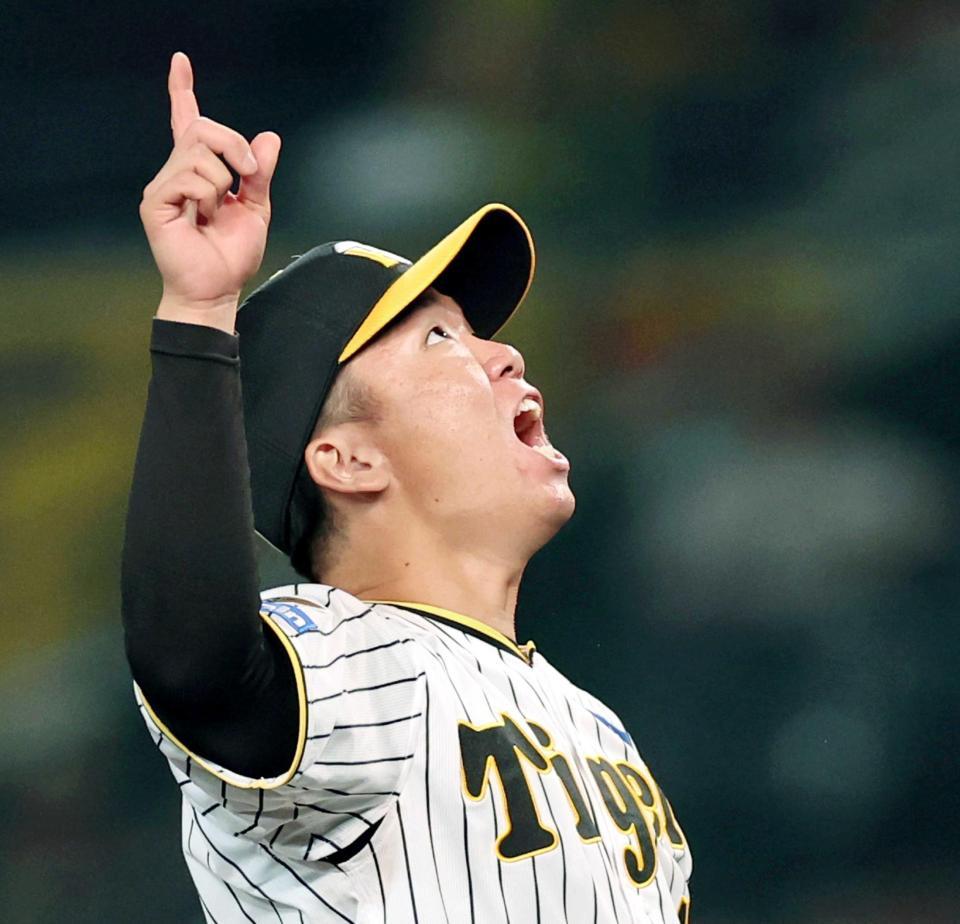 　５回、矢野を打ち取り、声を張り上げる村上（撮影・田中太一）