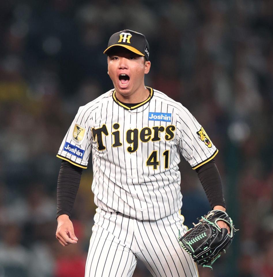 　６回、堂林を空振り三振に斬り、雄たけびを上げる村上（撮影・中田匡峻）