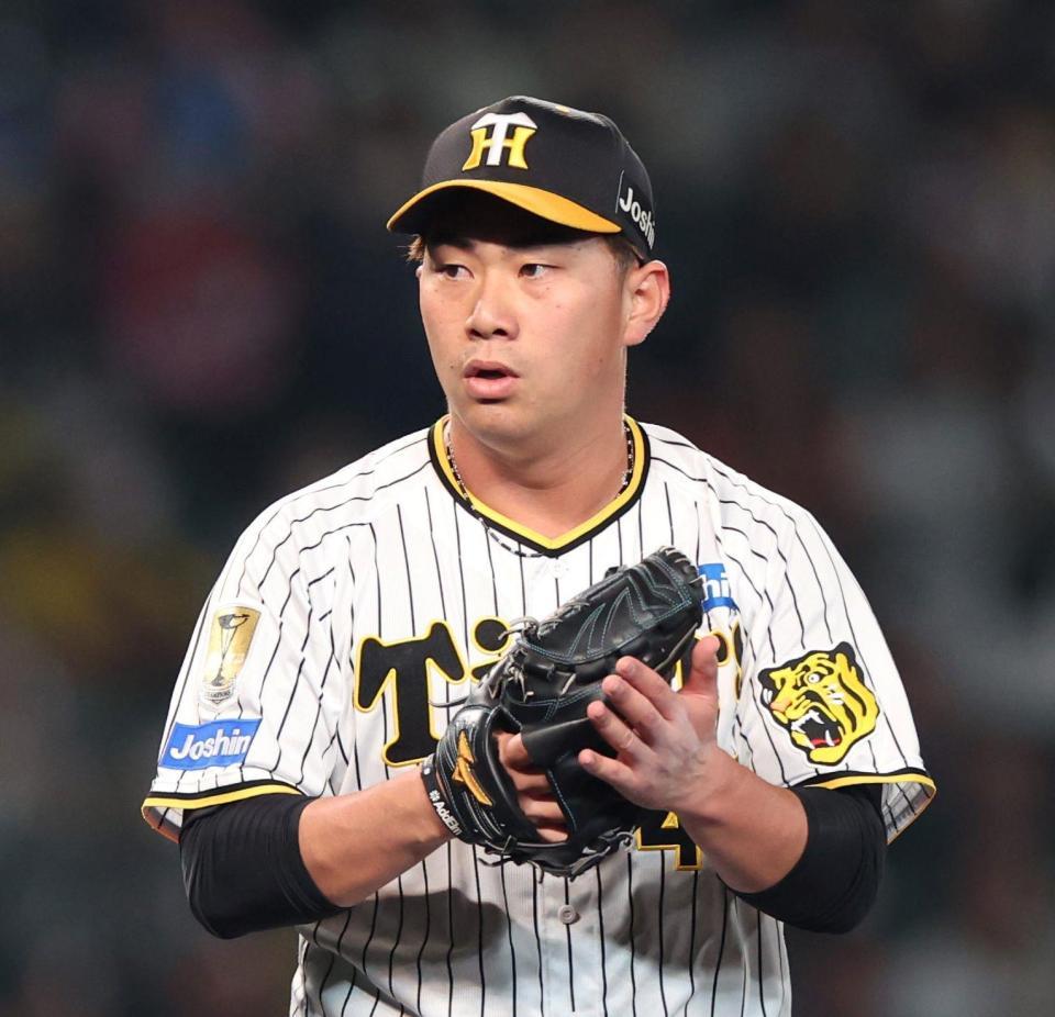 　８回を投げ終え、軽くグラブをたたく桐敷（撮影・中田匡峻）