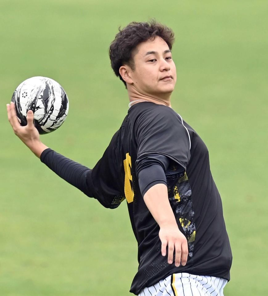 　登板へ向け調整する大竹（撮影・飯室逸平）