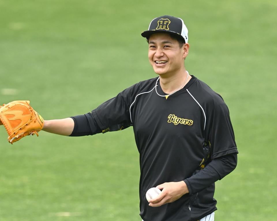 　キャッチボールの合間に笑顔を見せる大竹（撮影・飯室逸平）