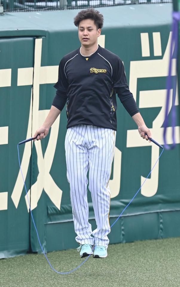 　登板へ向け調整する大竹耕太郎（撮影・飯室逸平）