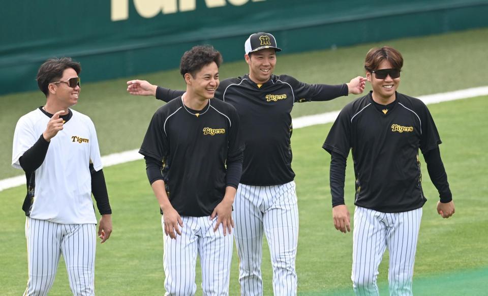 　談笑する（左から）村上、大竹、青柳、西勇（撮影・飯室逸平）