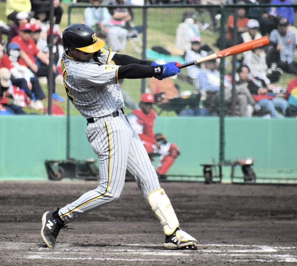 　８回、右前打を放った井上