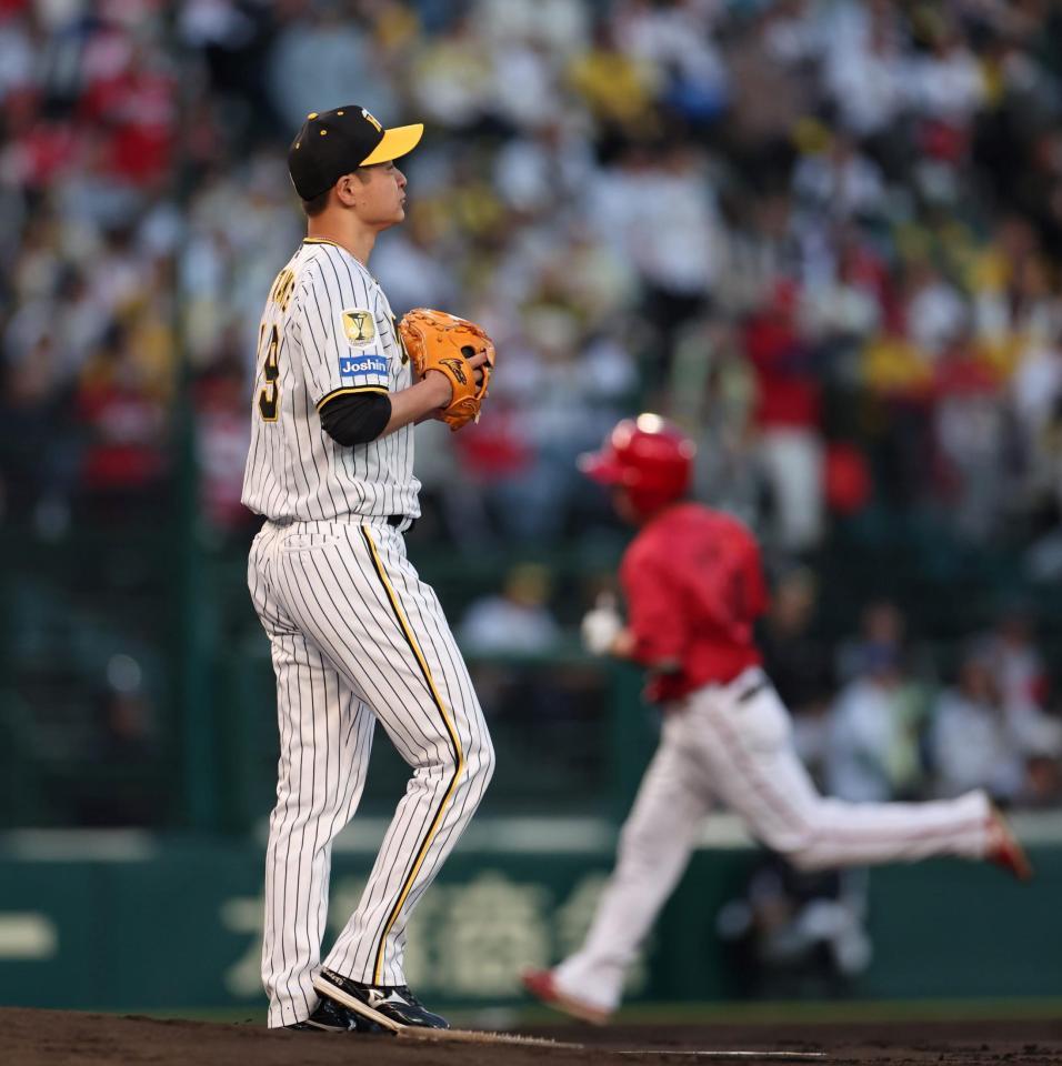 　３回、中村健（後方）に先制ソロを浴びた大竹（撮影・中田匡峻）