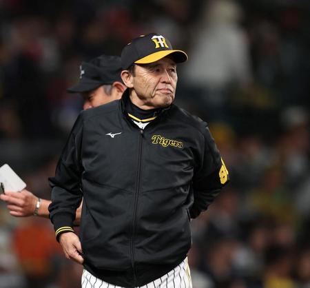 　７回裏の攻撃を終え、選手交代を告げた岡田監督（撮影・中田匡峻）