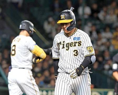 　９回、空振り三振に倒れた大山。左奥は佐藤輝（撮影・中田匡峻）