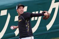 　登板へ向けキャッチボールをして調整する青柳（撮影・立川洋一郎）