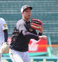 　投内連係に参加して汗を流す青柳（撮影・立川洋一郎）