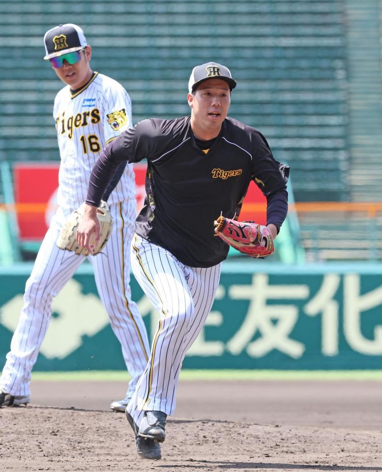 　投内連係に参加して汗を流す青柳（撮影・立川洋一郎）