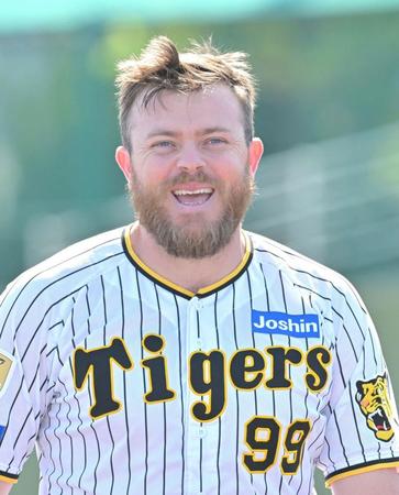 　チームが勝利し、満面の笑みを見せるビーズリー（撮影・北村雅宏）