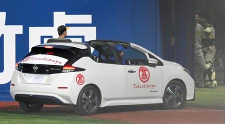 　６回、誤ってグラウンドに出てしまい、リリーフカーに乗ったままブルペンへ戻る島本（撮影・伊藤笙子）