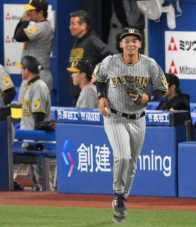 　６回、一度ベンチへ戻るも、慌ててレフトの位置に戻る井上（撮影・伊藤笙子）