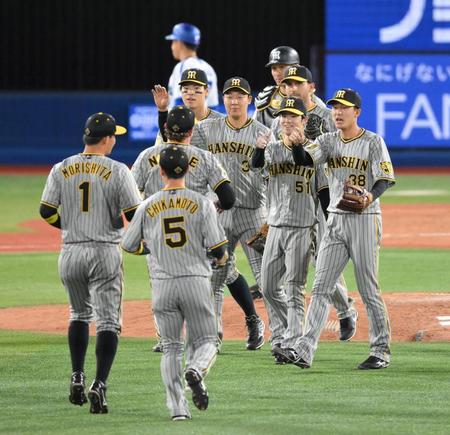 　９回に勝ち越し、カード初戦に勝利した阪神ナイン（撮影・伊藤笙子）