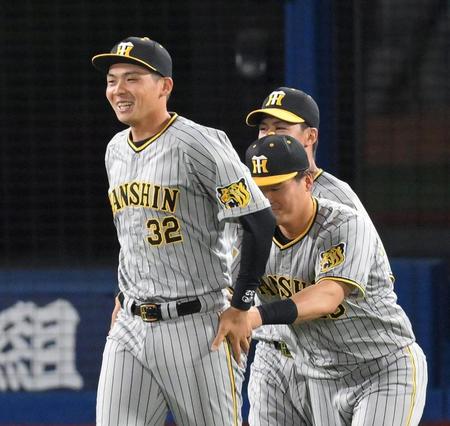 　スタメン起用で勝利に貢献し、試合後先頭に行くよう前川に促される井上（左）＝撮影・伊藤笙子