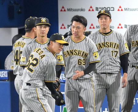 　６回火消しした島本（左）をベンチで迎える石井（中央）と青柳（撮影・伊藤笙子）