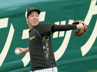 　登板へ向けキャッチボールで調整する青柳（撮影・立川洋一郎）