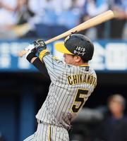　１回、先制本塁打を放つ近本（撮影・立川洋一郎）