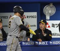 　９回、ノイジーの勝ち越し適時打で生還の佐藤輝を迎える岡田監督（撮影・金田祐二）