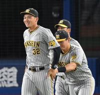 　スタメン起用で勝利に貢献し、試合後先頭に行くよう前川に促される井上（左）＝撮影・伊藤笙子