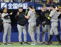 　競り勝ってナインを迎える岡田監督（撮影・金田祐二）