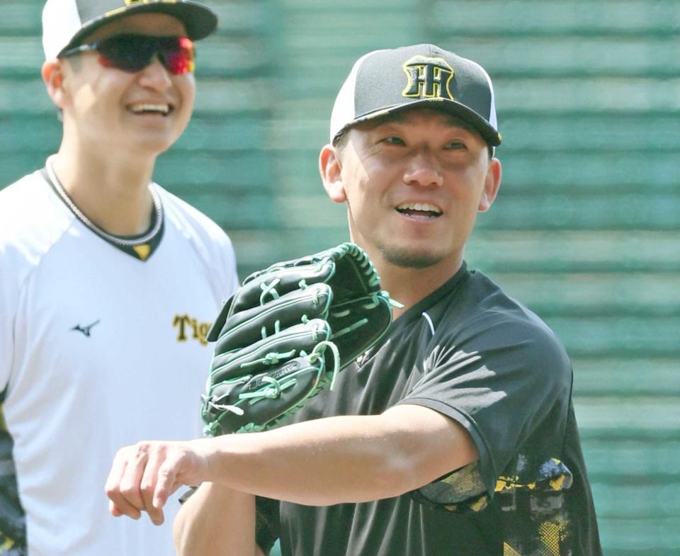 　投内連係で汗を流す伊藤将。左は大竹