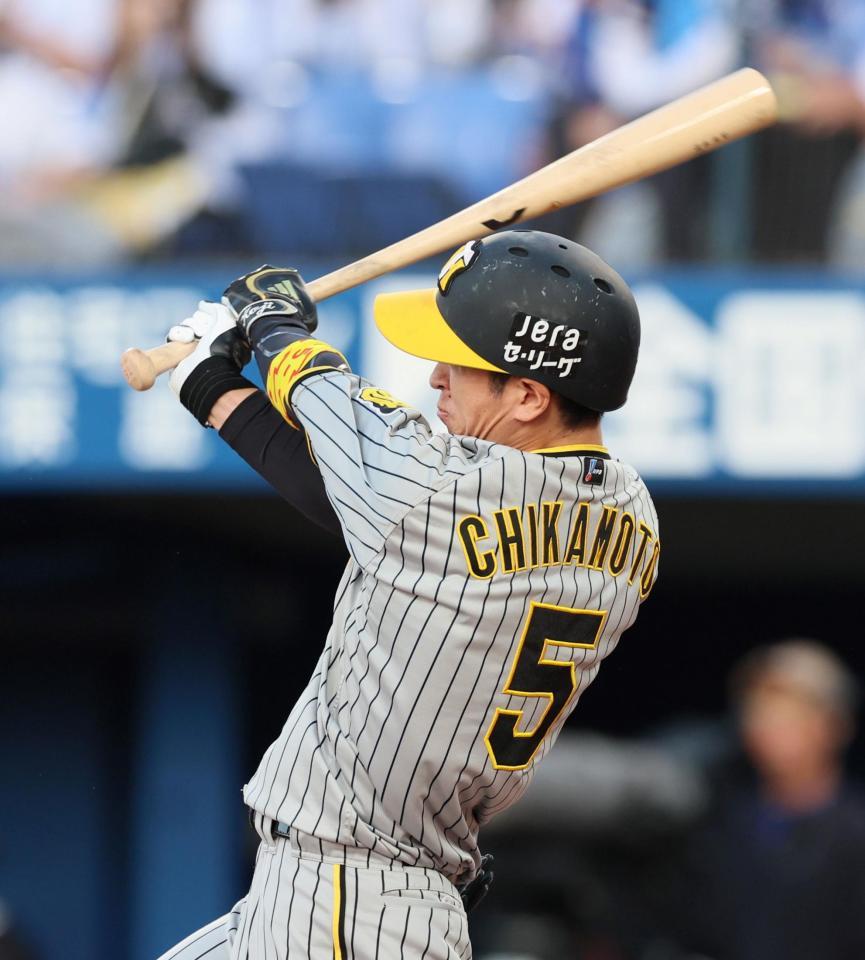 　１回、先制本塁打を放つ近本（撮影・立川洋一郎）