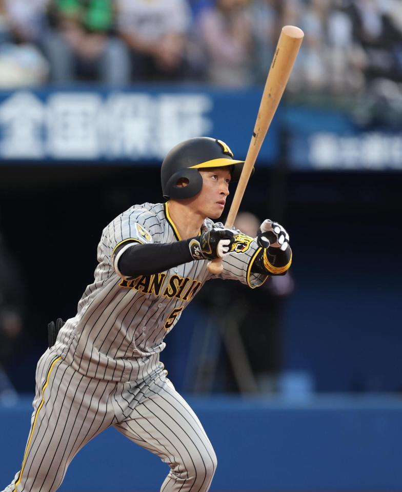 　１回、右越えに先頭打者本塁打を放つ近本（撮影・金田祐二）