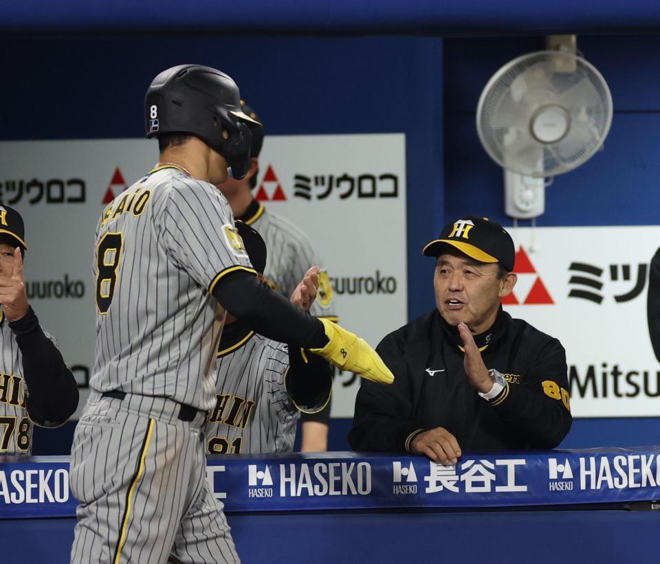 　９回、ノイジーの勝ち越し適時打で生還の佐藤輝を迎える岡田監督（撮影・金田祐二）