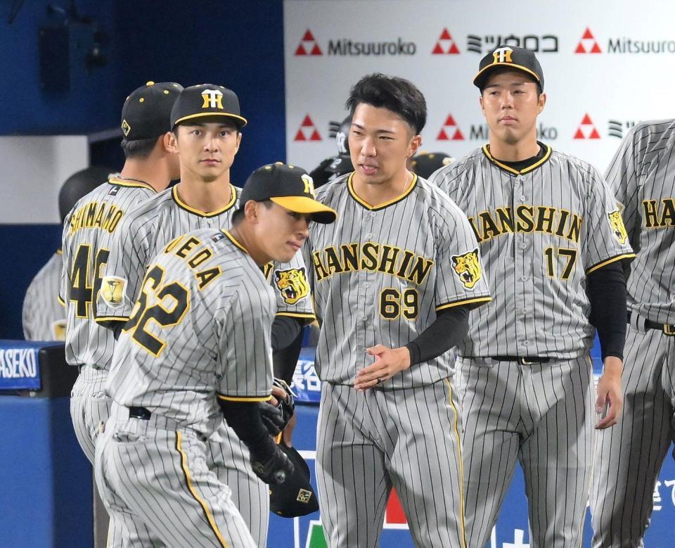 　６回火消しした島本（左）をベンチで迎える石井（中央）と青柳（撮影・伊藤笙子）